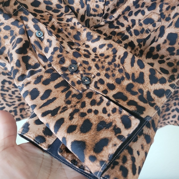 Chico's No Iron Chic Stretch Leopard Print Button Down Shirt Size 2.4 or 14 - Picture 4 of 7